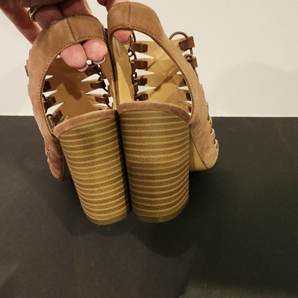 nwot VINCE CAMUTO "BRIAZ" Taupe Leather Gladiator Sandal booties SIZE 8.… - Picture 3 of 12